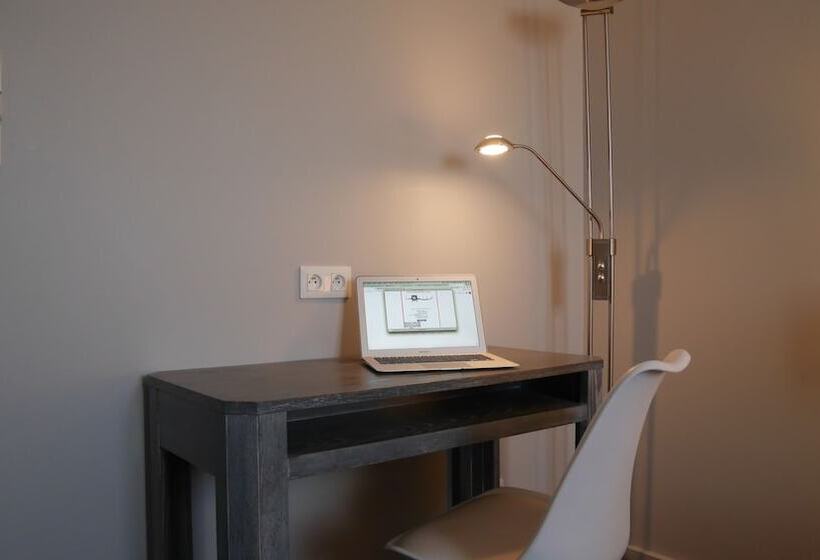 غرفة قياسية فردية, L Hotan