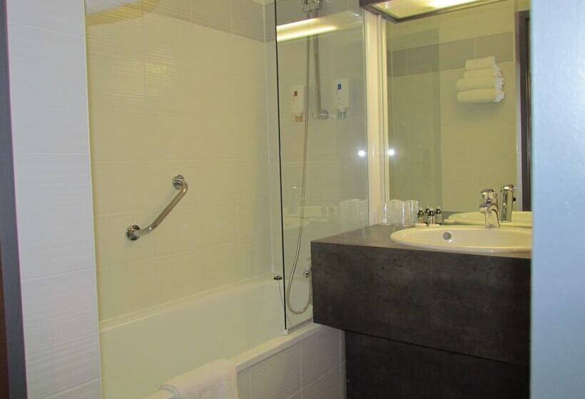 غرفة قياسية ثلاثية, L Hotan