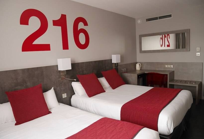 غرفة قياسية ثلاثية, L Hotan