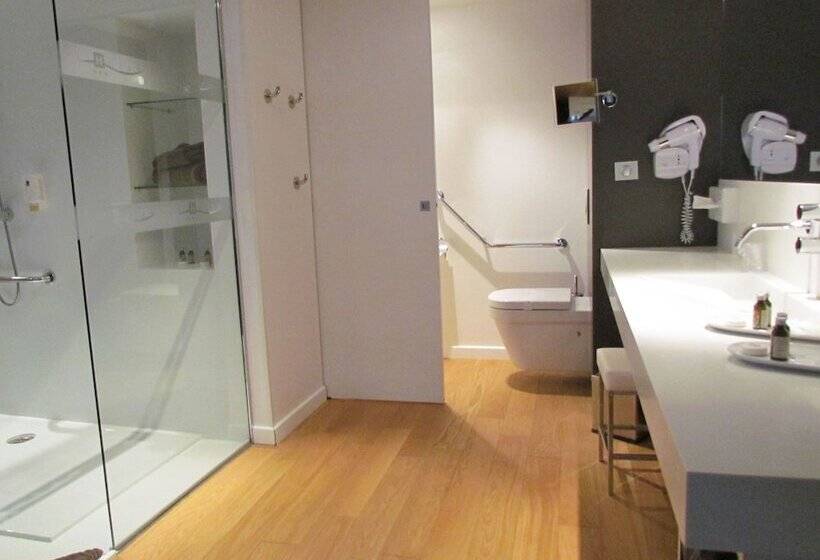 جناح جونيور, L Hotan