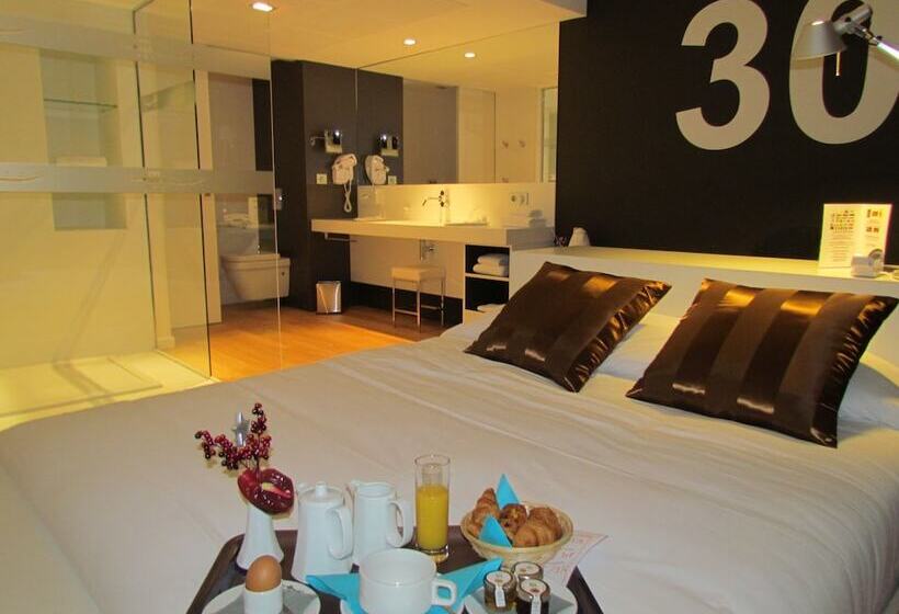 جناح جونيور, L Hotan