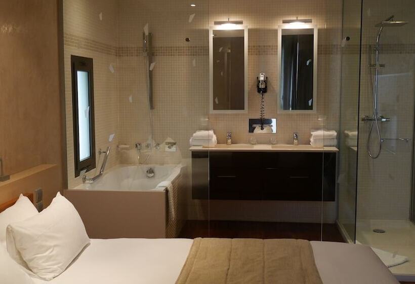 جناح جونيور, L Hotan