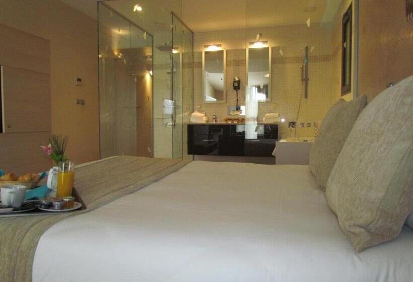 جناح جونيور, L Hotan