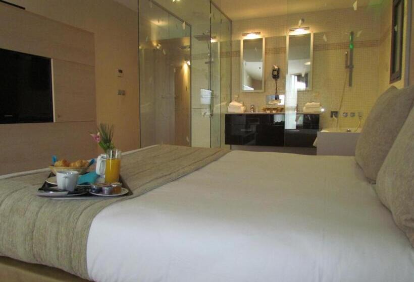 جناح جونيور, L Hotan