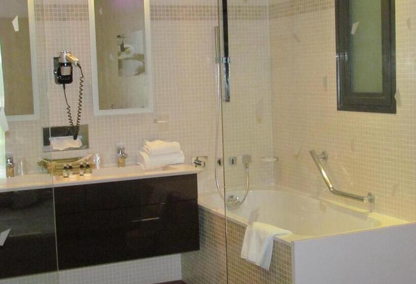 جناح جونيور, L Hotan