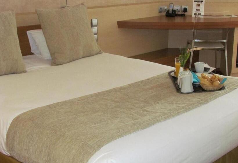 جناح جونيور, L Hotan