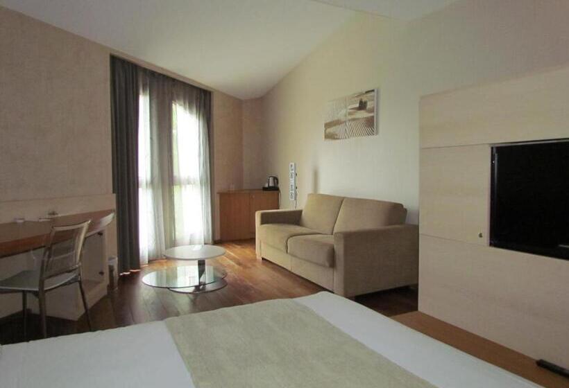 جناح جونيور, L Hotan