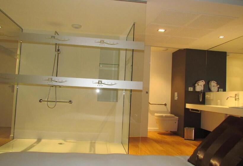 جناح جونيور, L Hotan