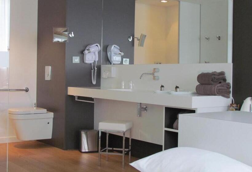 جناح جونيور, L Hotan