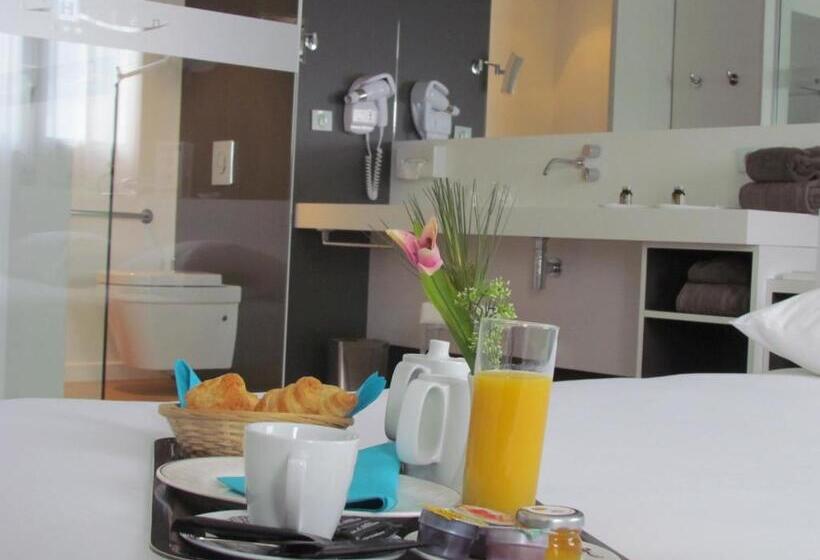 جناح جونيور, L Hotan