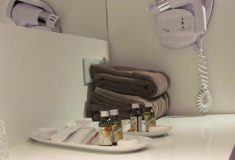 جناح جونيور, L Hotan