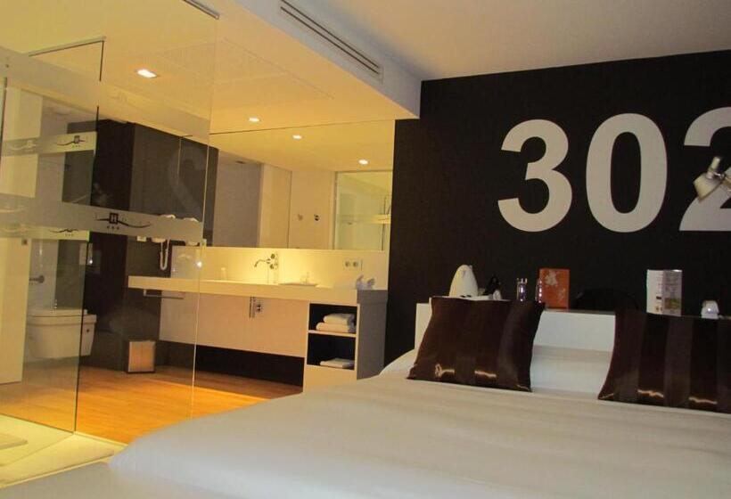 جناح جونيور, L Hotan