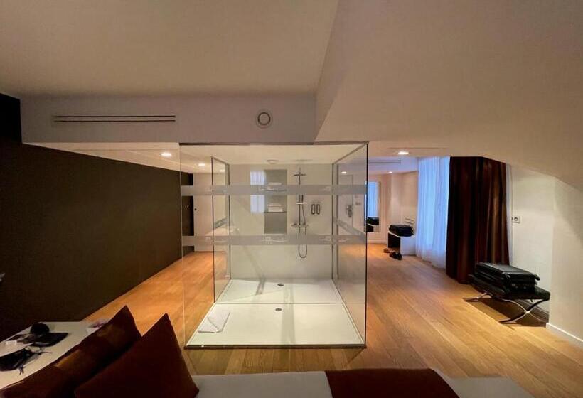 جناح جونيور, L Hotan