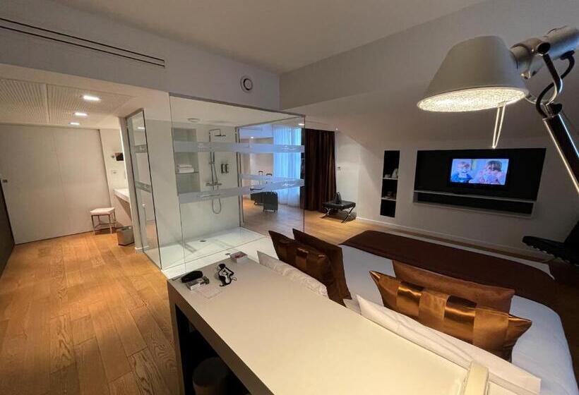 جناح جونيور, L Hotan