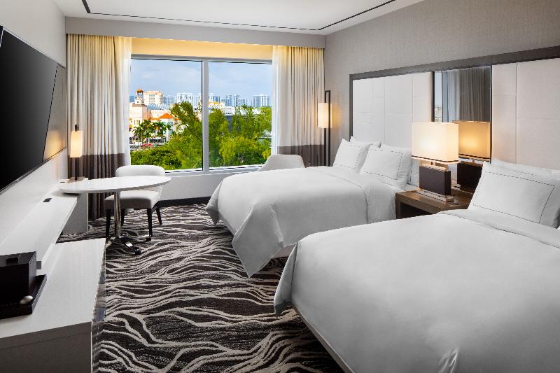 جناح جونيور, L Hotan