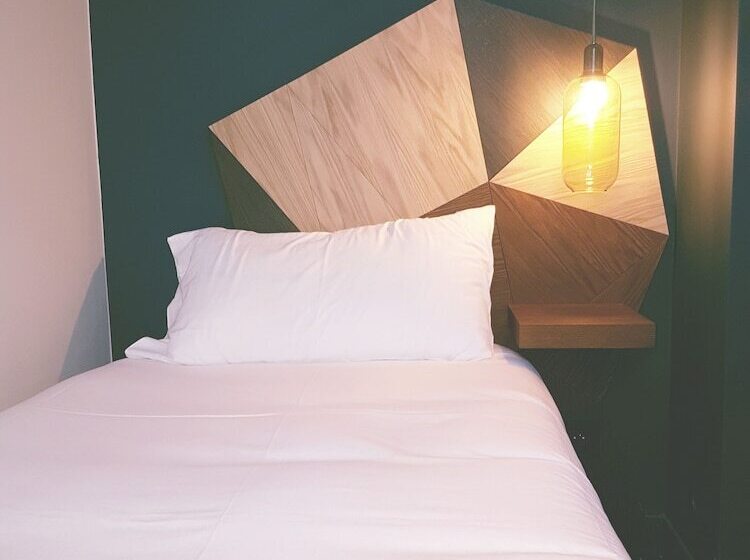 اتاق استاندارد یک نفره, Wit