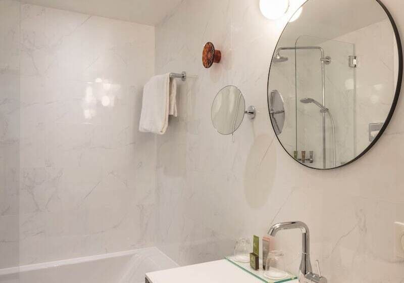 اتاق خانوادگی, Malte Astotel