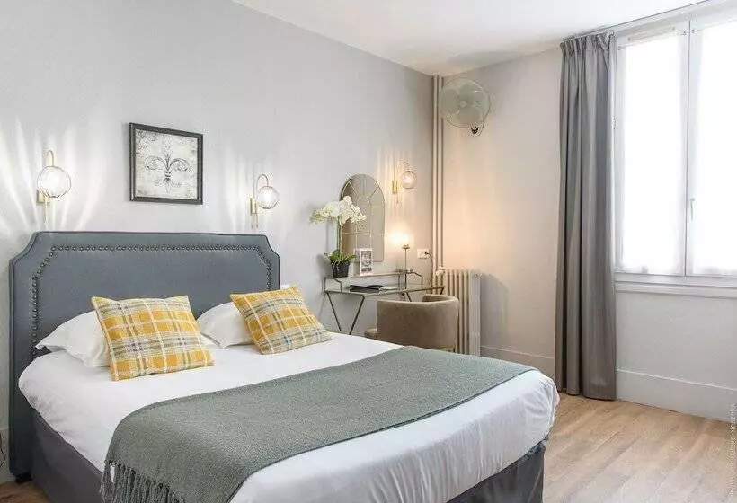 اتاق کلاسیک, A L Hôtel Des Roys