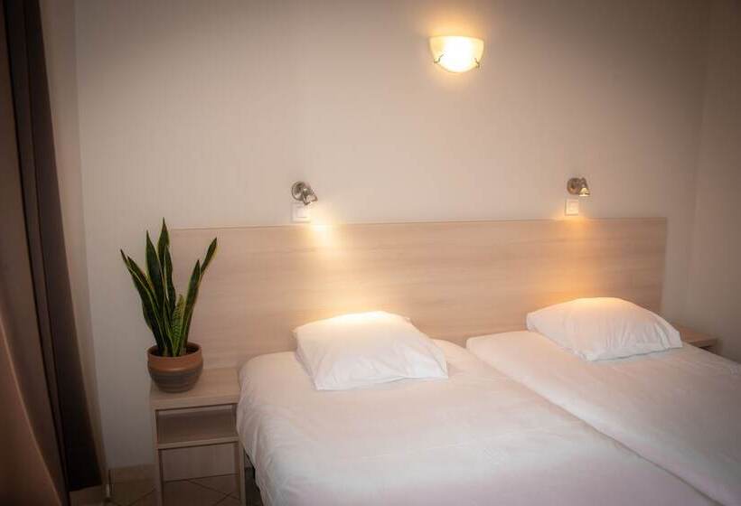 غرفة قياسية, Et Appartements Reine D Azur