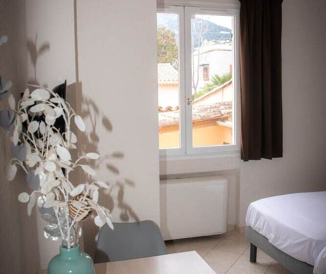 غرفة قياسية, Et Appartements Reine D Azur