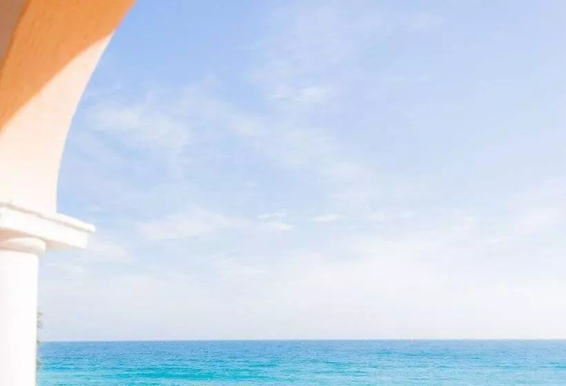 اتاق راحتی با چشم‌انداز دریا, Et Appartements Reine D Azur