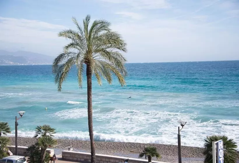اتاق راحتی با چشم‌انداز دریا, Et Appartements Reine D Azur
