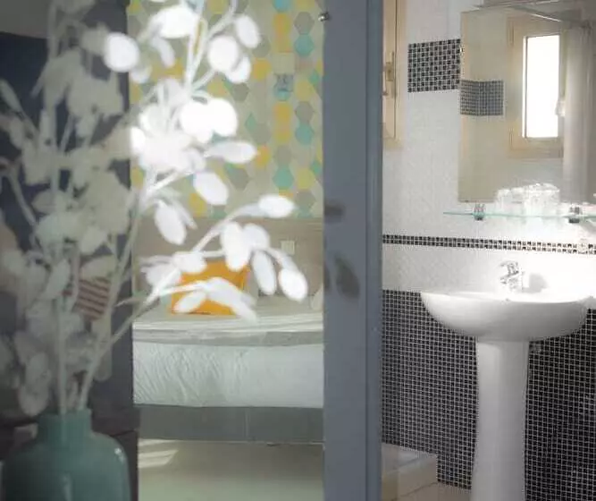 اتاق راحتی با چشم‌انداز دریا, Et Appartements Reine D Azur