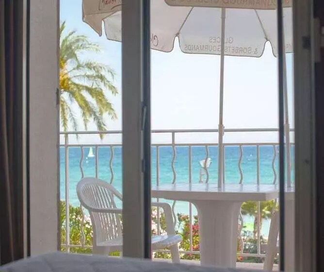 اتاق راحتی با چشم‌انداز دریا, Et Appartements Reine D Azur
