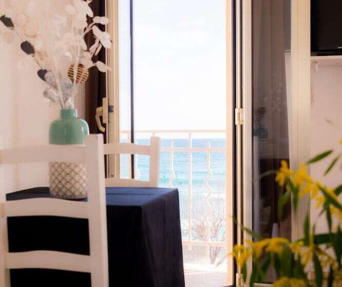 غرفة كومفورت مطلة علي البحر, Et Appartements Reine D Azur