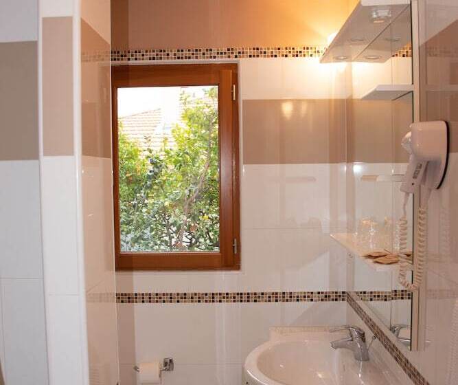 غرفة قياسية مزوَّدة بشُرفة, Et Appartements Reine D Azur