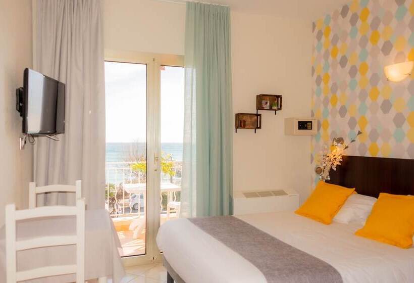 غرفة قياسية مطلّة علي البحر مزوَّدة بتراس, Et Appartements Reine D Azur