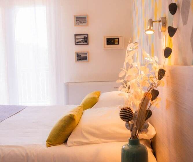 غرفة كومفورت إطلالة جانبية على البحر, Et Appartements Reine D Azur