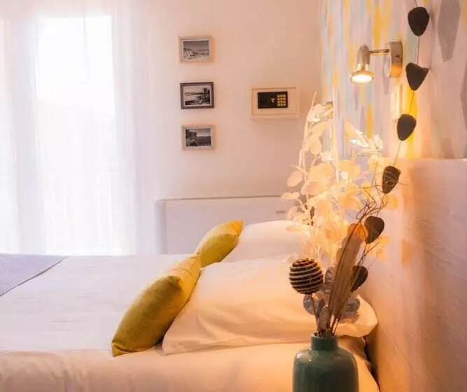 اتاق کامفورت با چشم‌انداز کنار دریا, Et Appartements Reine D Azur