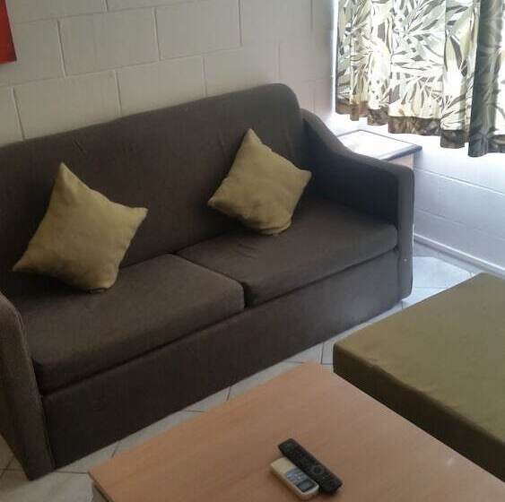 سوییت خانوادگی, Peninsula International