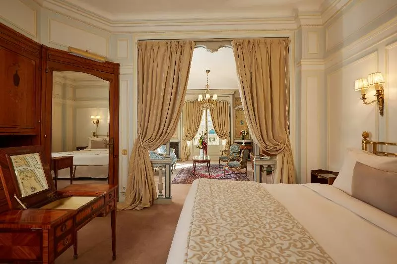 Junior Suite, Raphael