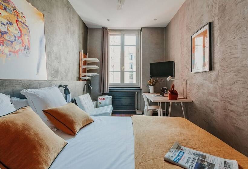 舒适型房间, Taggat