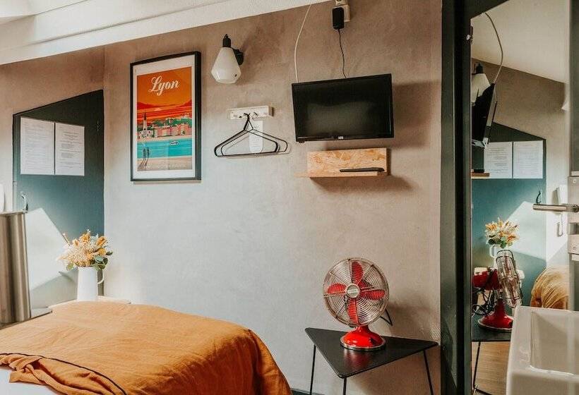 单人经济间, Taggat