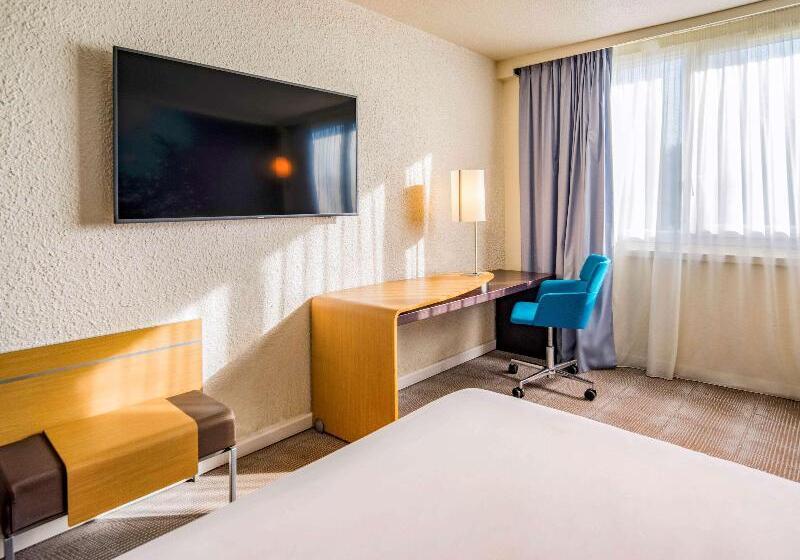 اتاق کلاسیک با چشمانداز استخر, Novotel Le Mans