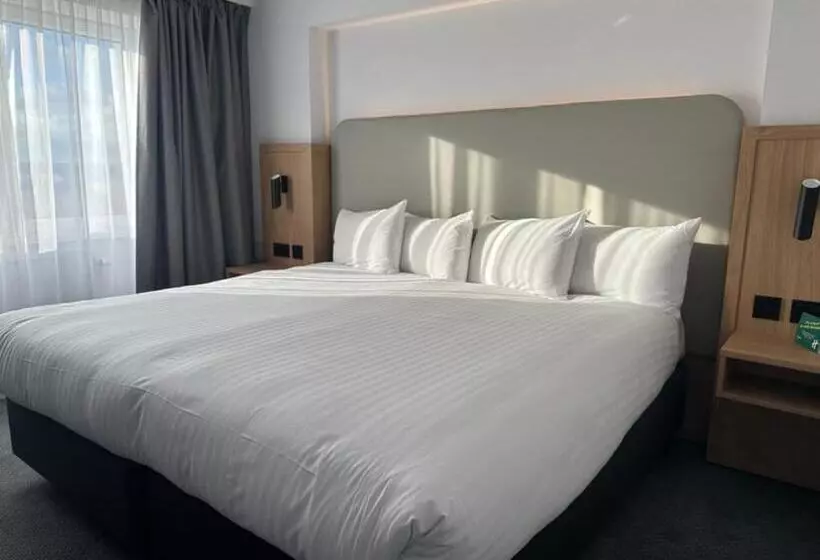 キングサイズベッドのスタンダードルーム, Holiday Inn Basildon, An Ihg