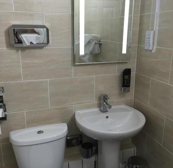 חדר משפחתי, Hylands