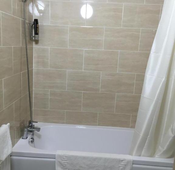 חדר משפחתי, Hylands