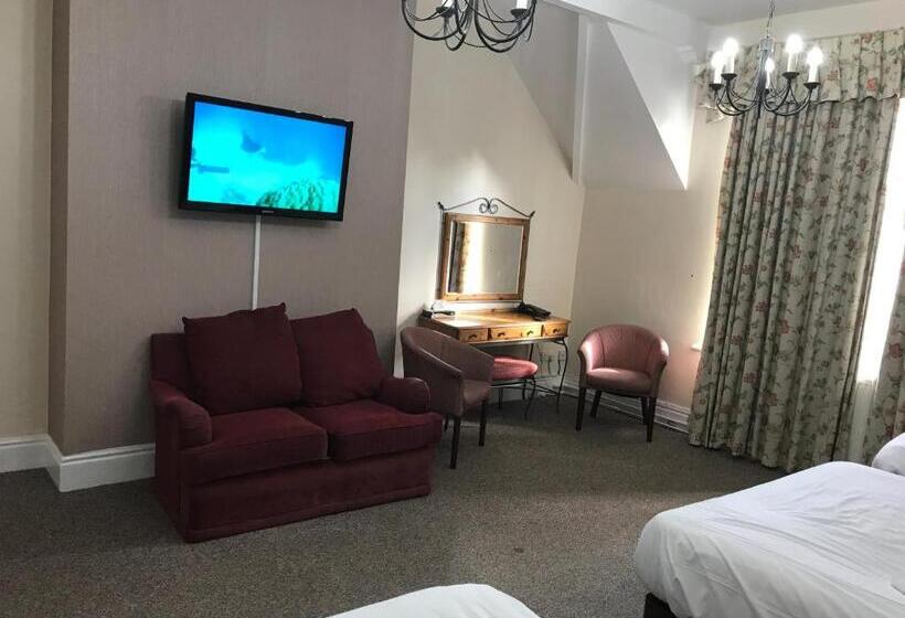 חדר משפחתי, Hylands