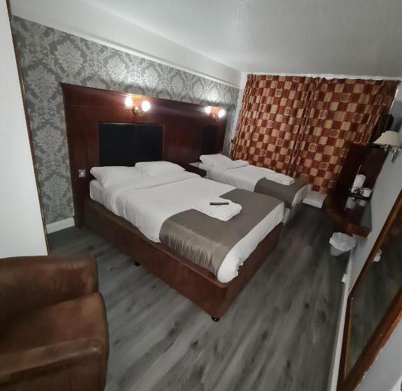 חדר משפחתי, Hylands