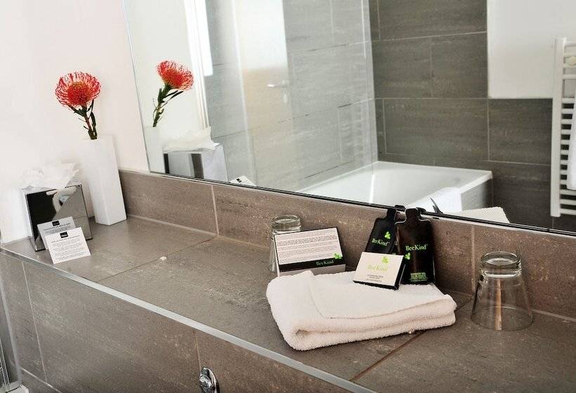 标准三人间, The Royal Hotel Cardiff