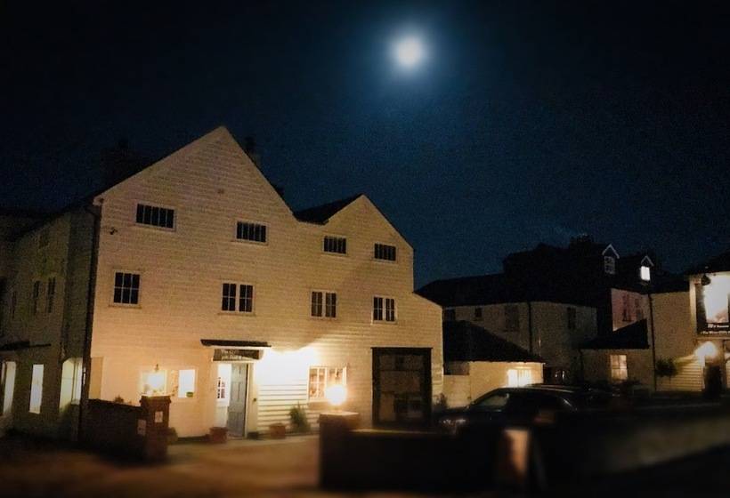 스탠다드 룸, The White Cliffs