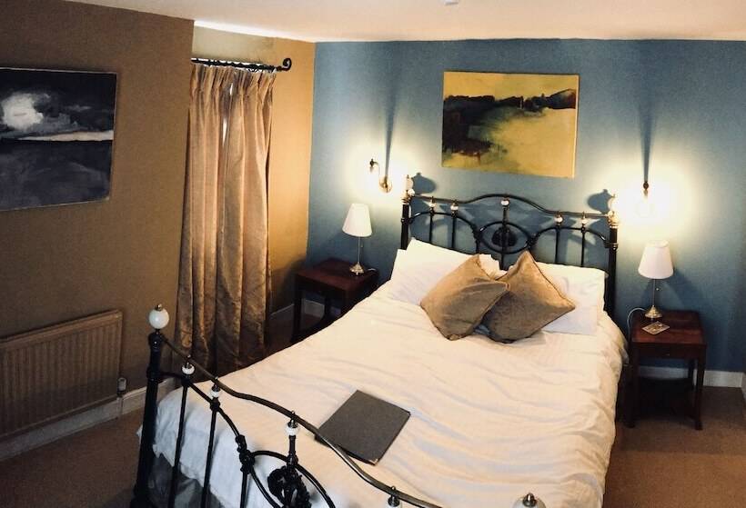 수피리어 룸, The White Cliffs