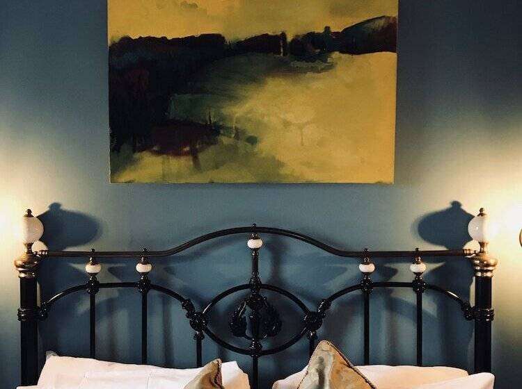 수피리어 룸, The White Cliffs