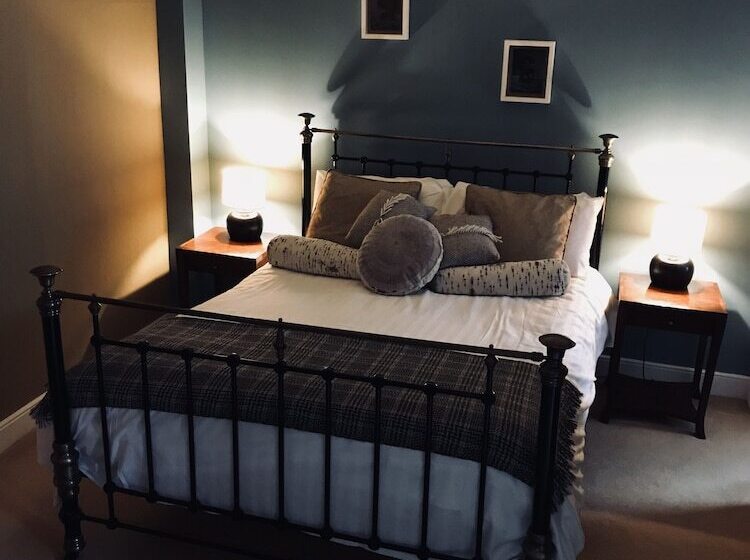 수피리어 룸, The White Cliffs