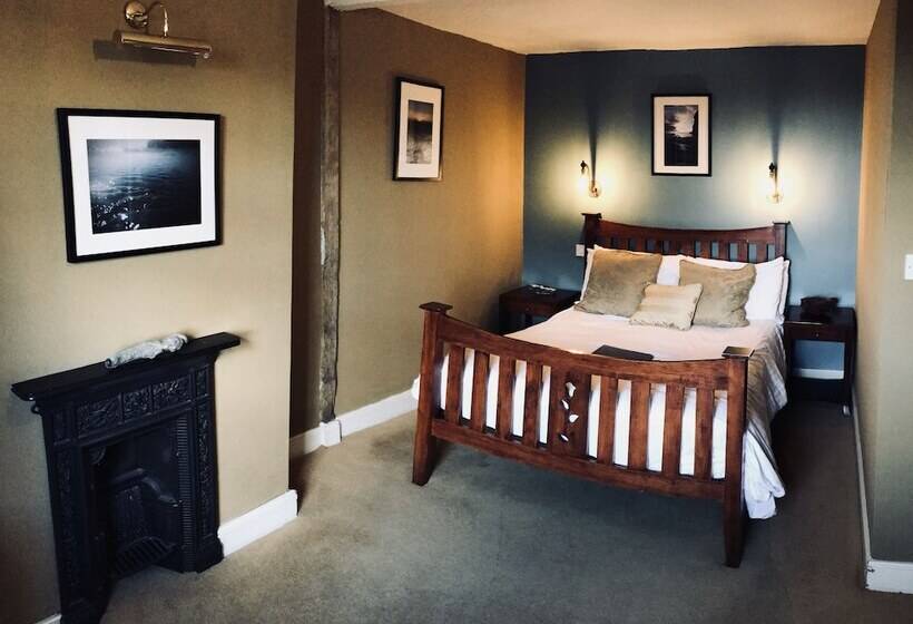 수피리어 룸, The White Cliffs