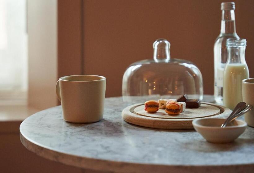 ファミリールーム, The White Horse